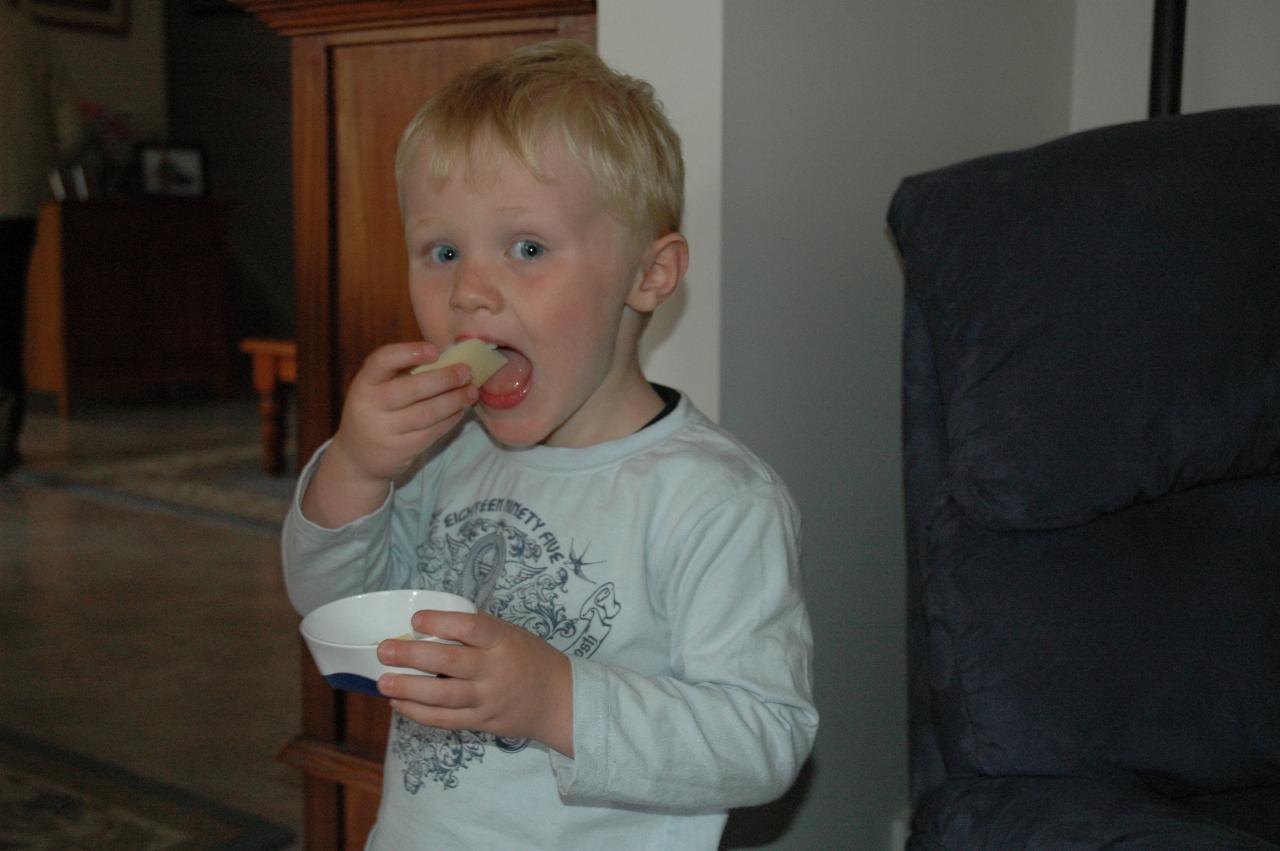 Family Dinner at Illawong: Cooper eating cheese