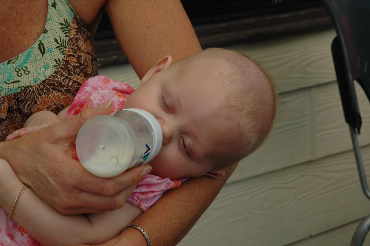 Kelly feeding Lily at Como Marina for lunch