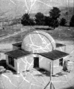 Cross shaped building with dome in middle, seen from above