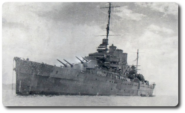 Cruiser at anchor, seen from front port side