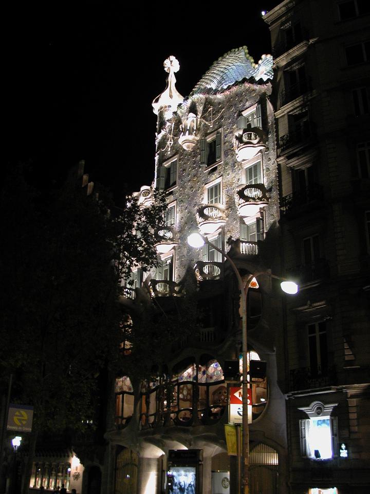 One of Gaudi's apartment buildings (better view than 3295)