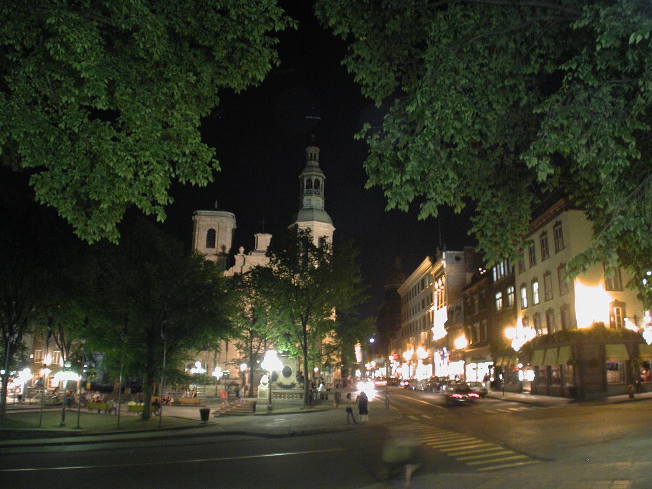 Basilica Notre Dame de Québec and park in front