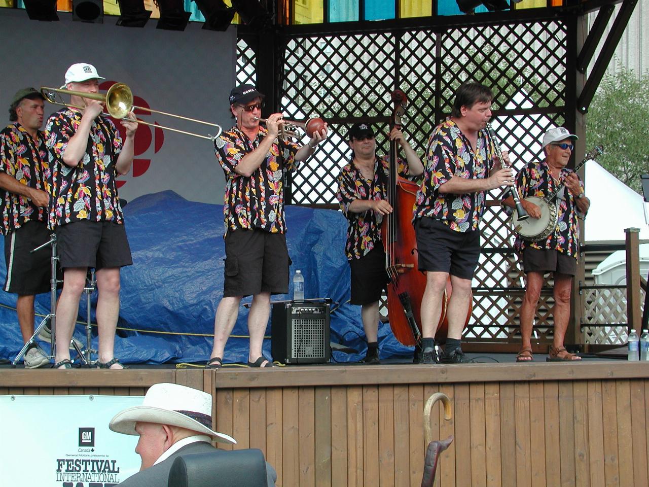 Another Dixieland group: 