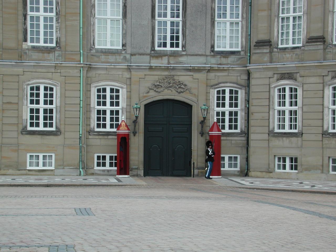 KPLU Viking Jazz: Amalienborg Plads (Plaza): Guard on duty