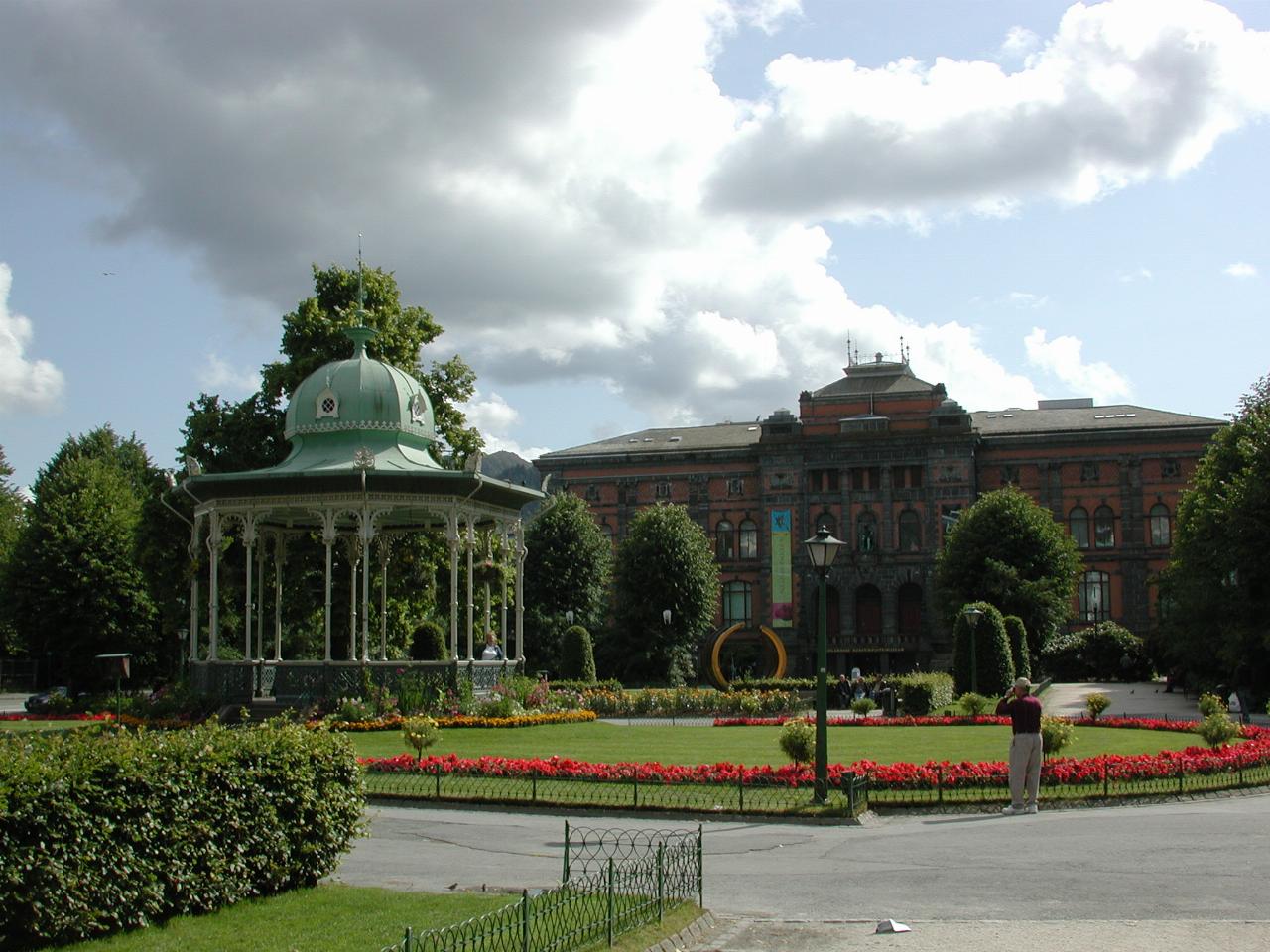 KPLU Viking Jazz: Rotunda and gardens in front of museum